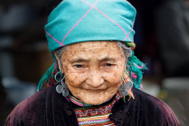 Bac Ha, Vietnam - 14 Ekim 2012: Vietnam 'ın kuzeyindeki Bac Ha pazarını ziyaret eden aşiret pazarının yaşlı bayanı