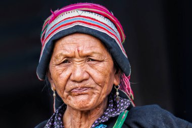 Bac Ha, Vietnam - 14 Ekim 2012: Vietnam 'ın kuzeyindeki Bac Ha pazarını ziyaret eden bir dağ kabilesinin kabile bayanı