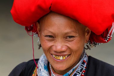 Bac Ha, Vietnam - 14 Ekim 2012: Kızıl Dao kabile pazarındaki kadın Vietnam 'ın kuzeyindeki Bac Ha pazarını ziyaret ediyor.