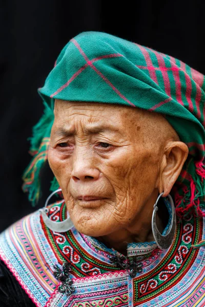 Bac Ha, Vietnam - 14 Ekim 2012: Vietnam 'ın kuzeyindeki Bac Ha pazarını ziyaret eden aşiret pazarının yaşlı bayanı