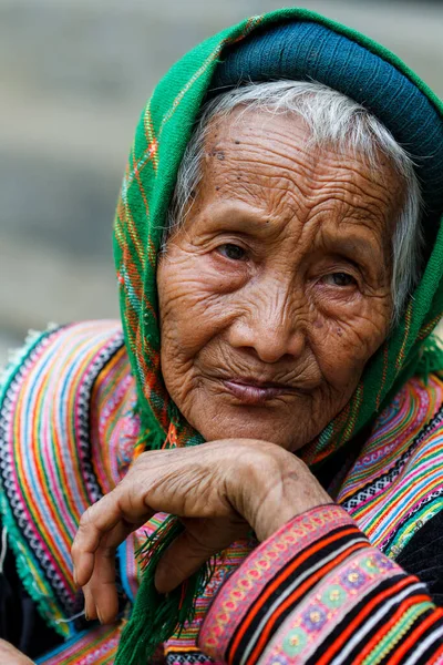 Bac Ha, Vietnam - 14 Ekim 2012: Vietnam 'ın kuzeyindeki Bac Ha pazarını ziyaret eden aşiret pazarının yaşlı bayanı