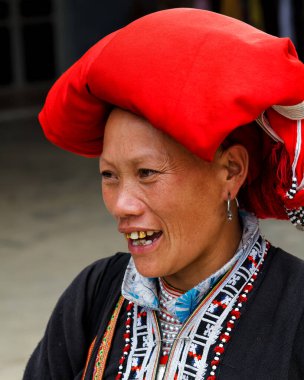 Bac Ha, Vietnam - 14 Ekim 2012: Kızıl Dao kabile pazarındaki kadın Vietnam 'ın kuzeyindeki Bac Ha pazarını ziyaret ediyor.