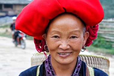 Sapa, Vietnam - 16 Ekim 2012: Vietnam 'ın kuzeyinde Sapa yakınlarındaki köyünde Kızıl Dao kabilesinden bir kadının portresi