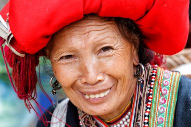 Sapa, Vietnam - 16 Ekim 2012: Vietnam 'ın kuzeyinde Sapa yakınlarındaki köyünde Kızıl Dao kabilesinden bir kadının portresi