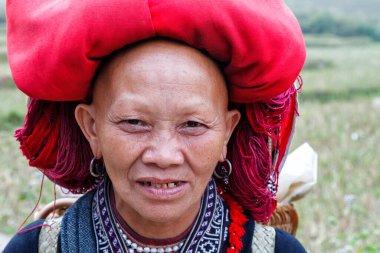 Sapa, Vietnam - 16 Ekim 2012: Vietnam 'ın kuzeyinde Sapa yakınlarındaki köyünde Kızıl Dao kabilesinden bir kadının portresi