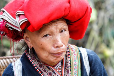 Sapa, Vietnam - 16 Ekim 2012: Vietnam 'ın kuzeyinde Sapa yakınlarındaki köyünde Kızıl Dao kabilesinden bir kadının portresi
