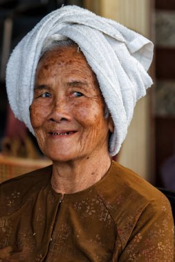 Cho Moi, Mekong Delta, Vietnam- 24 Ekim 2012: Cho Moi pazarındaki kadın güzel bir gülümsemeyle. 