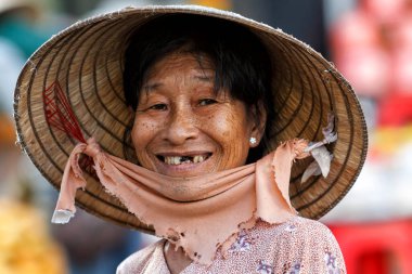 Chau Doc, Mekong Delta, Vietnam- 25 Ekim 2012: Chau Doc pazarındaki yaşlı kadın 