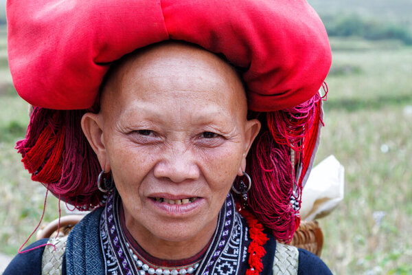 Сапа, Вьетнам - 16 октября 2012 года: Портрет женщины племени Красного Дао в ее деревне возле Сапы на севере Вьетнама