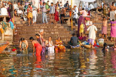 Varanasi, Hindistan - Hindistan 'daki Ganj nehrinin ghatlarında ruhani ayinler düzenleyen, yıkanan ve yıkanan insanlar