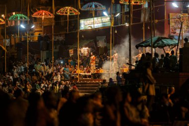 Varanasi, Banaras, Uttar Pradesh, Hindistan - Hindu rahipler Ganj Nehri 'nin ghatlarında bir Arti ibadeti yaptılar