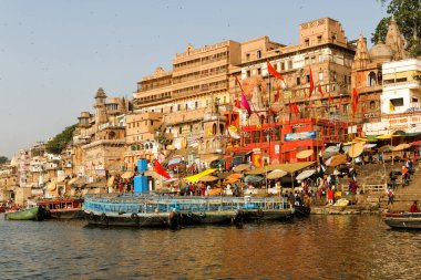 Varanasi, Hindistan - Hindistan 'daki Ganj nehrinin ghatlarında ruhani ayinler düzenleyen, yıkanan ve yıkanan insanlar
