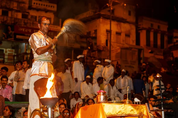 Varanasi Banaras Uttar Pradesh Indien Hindu Präster Utför Arti Dyrkan — Stockfoto