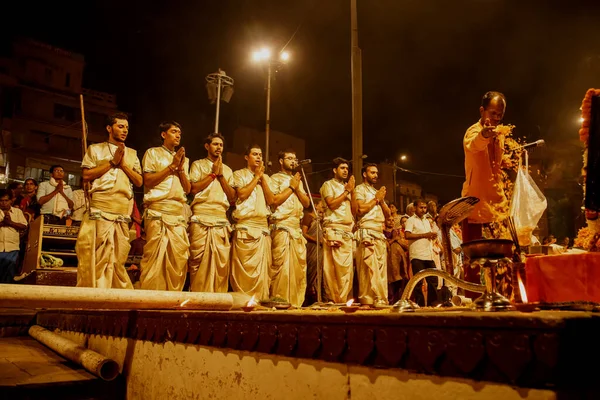Varanasi Banaras Uttar Pradesh Indie Hinduističtí Kněží Provádějí Uctívání Arti — Stock fotografie