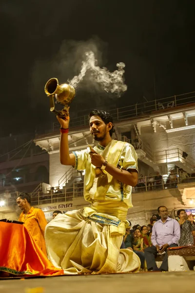 Varanasi Banaras Uttar Pradesh Indie Hinduističtí Kněží Provádějí Uctívání Arti — Stock fotografie