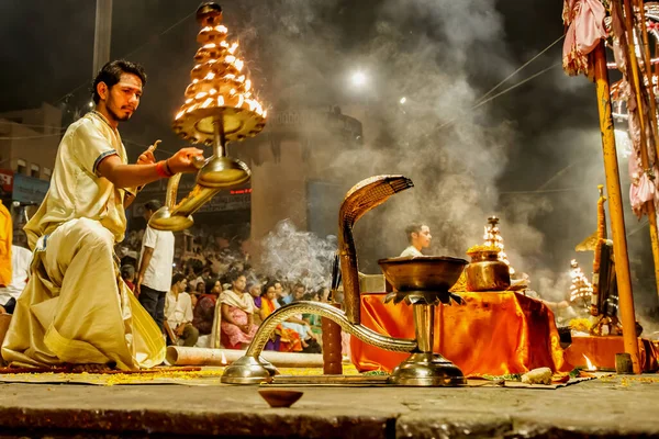 Варанаси Банарас Уттар Прадеш Индия Индуистские Священники Проводят Церемонию Поклонения — стоковое фото