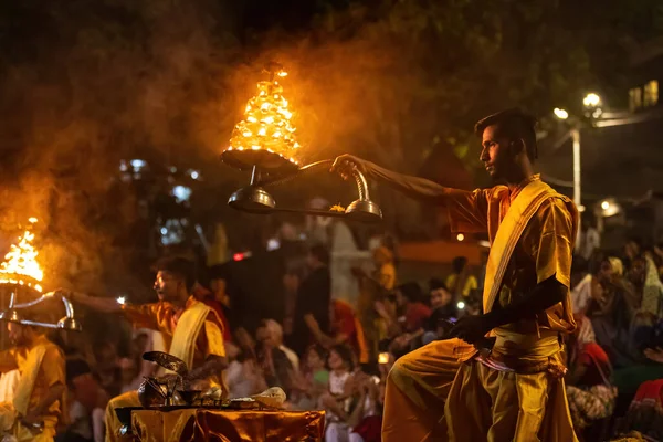 Varanasi Banaras Uttar Pradesh India Hindu Priests Perform Arti Worship — Stock Photo, Image