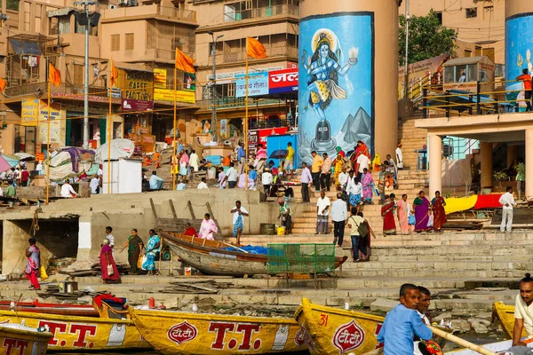 Варанаси Индия Люди Совершают Духовные Обряды Моются Купаются Святой Реке — стоковое фото