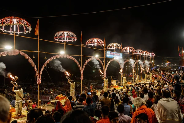 Varanasi Banaras Uttar Pradesh Indien Hindu Präster Utför Arti Dyrkan — Stockfoto