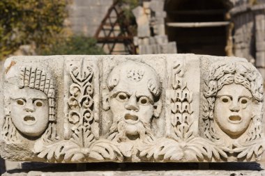 маски на стініDuvardaki maskeleri