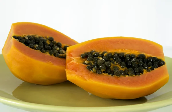 Olgun papaya yarıya