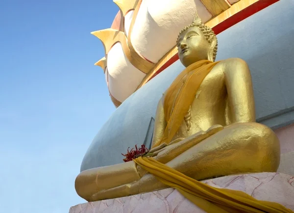 Buda de Oro en Wat Phra Yai —  Fotos de Stock