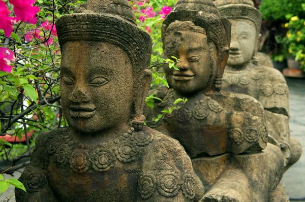 Буддійські статуї у черзі — стокове фото