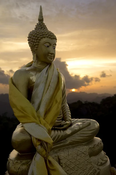 Goldener Buddha im wat tham sua Tempel, Krabi, Thailand — Stockfoto