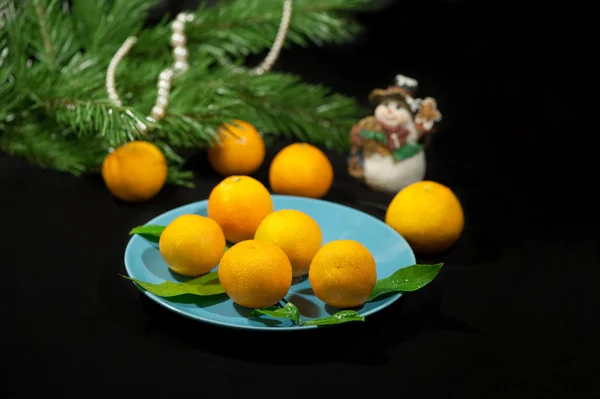 blue bir tabakta Noel mandalina