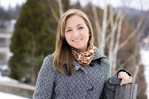 Jolie jeune femme à Lake Placid — Photo