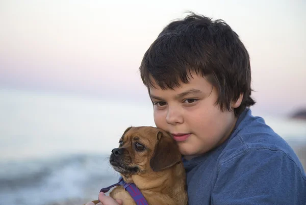 sevimli çocuk köpeğini holding