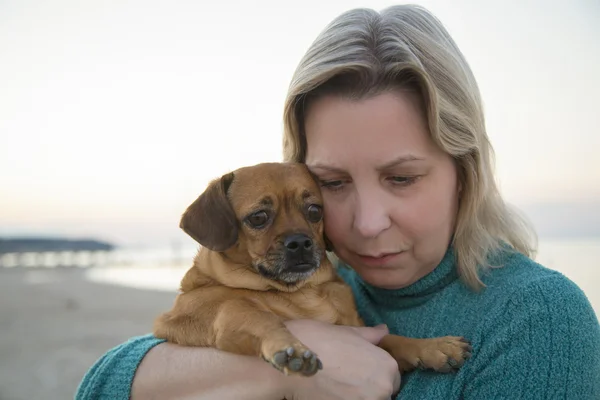 Onu köpek sahilde bir kadınla