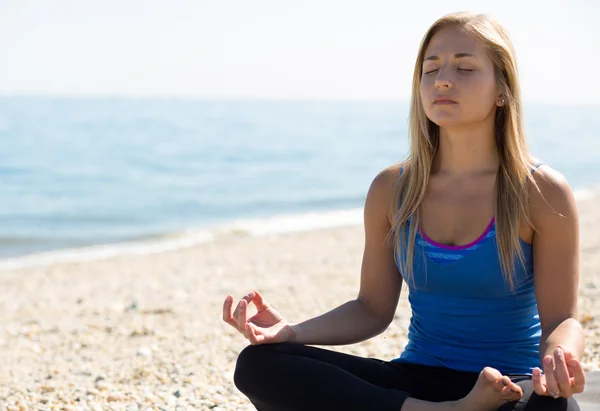 Meditation at the beach — Stock Photo, Image