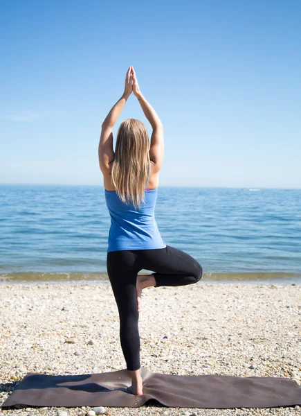 Young woman doing tree pose — Stock Photo, Image