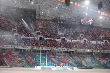 Soçi 2014 XXII Kış Olimpiyat Oyunları açılış tarihinde dövme performansını.