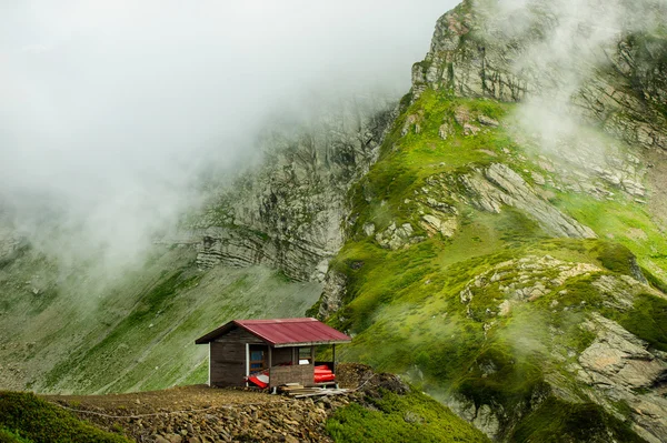 Krasnaya polyana dağlarda bina — Stok fotoğraf