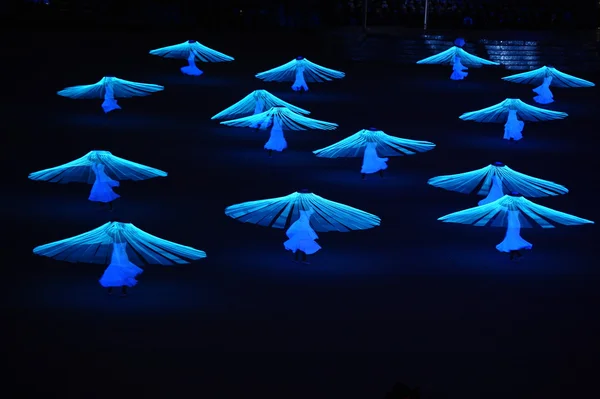 Танцюристи виконують "Голуб миру" — стокове фото