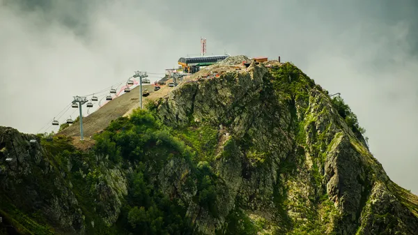 Крісельна канатна в горах Красная Поляна (Росія, Сочі) — стокове фото