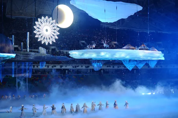 Performance artister på invigningen av sochi 2014 xxii olympiska vinterspelen. — Stockfoto