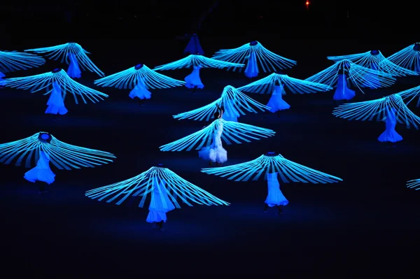 Dansers voeren een duif"van de vrede" — Stockfoto