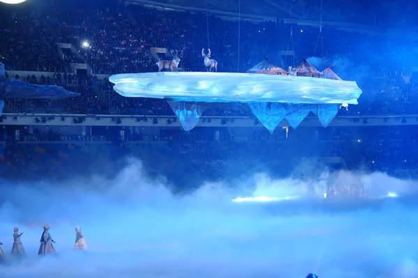 Performance artists on opening ceremony of Sochi 2014 XXII Olympic Winter Games. — Stock Photo, Image