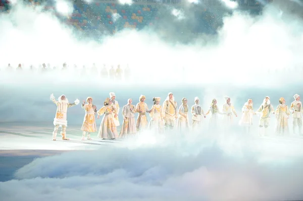 Performance-artiesten op openingsplechtigheid van sochi 2014 xxii Olympische Winterspelen. — Stockfoto