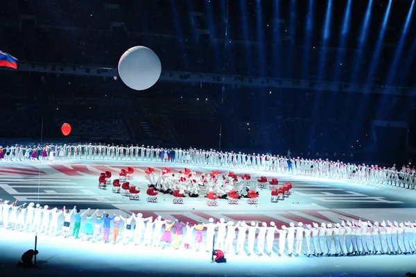 Performance-artiesten op openingsplechtigheid van sochi 2014 xxii Olympische Winterspelen. — Stockfoto