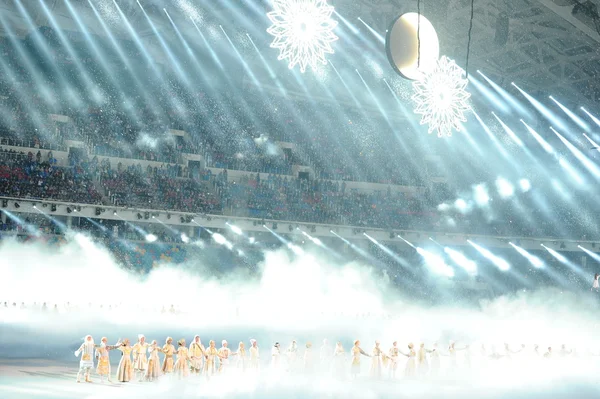 Performance-artiesten op openingsplechtigheid van sochi 2014 xxii Olympische Winterspelen. — Stockfoto