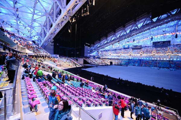 Emberek a lelátókon, sochi 2014 megnyitója — Stock Fotó