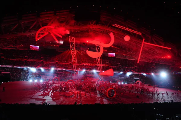 Performance artist alla cerimonia di apertura dei Giochi Olimpici Invernali di Sochi 2014 XXII . — Foto Stock
