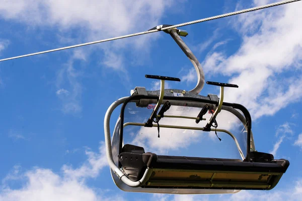 Chair lift in the mountains of Krasnaya Polyana (Russia, Sochi) — Stock Photo, Image