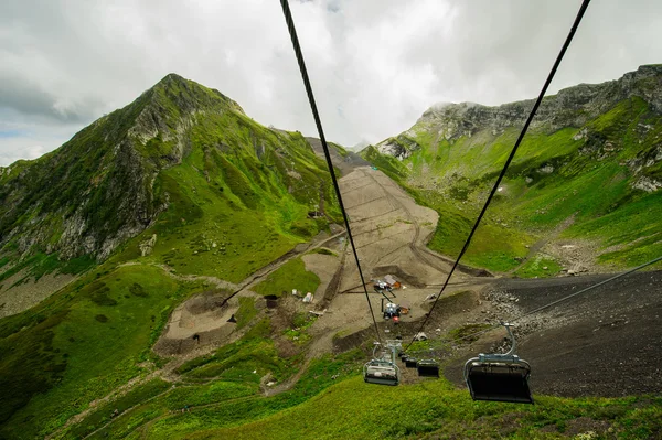 Chair lift in the mountains of Krasnaya Polyana (Russia, Sochi) — Stock Photo, Image