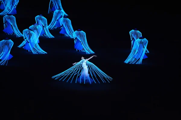 Dansers voeren een duif"van de vrede" — Stockfoto