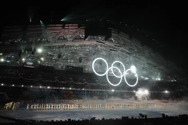 Artistas de desempenho na cerimônia de abertura dos Jogos Olímpicos de Inverno de Sochi 2014 XXII . — Fotografia de Stock